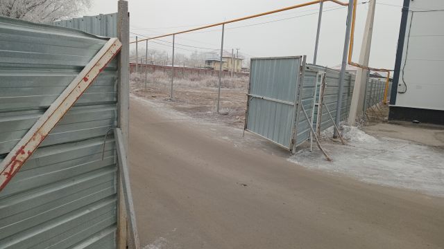 проезд и распахнутые ворота на въезде складской площадки